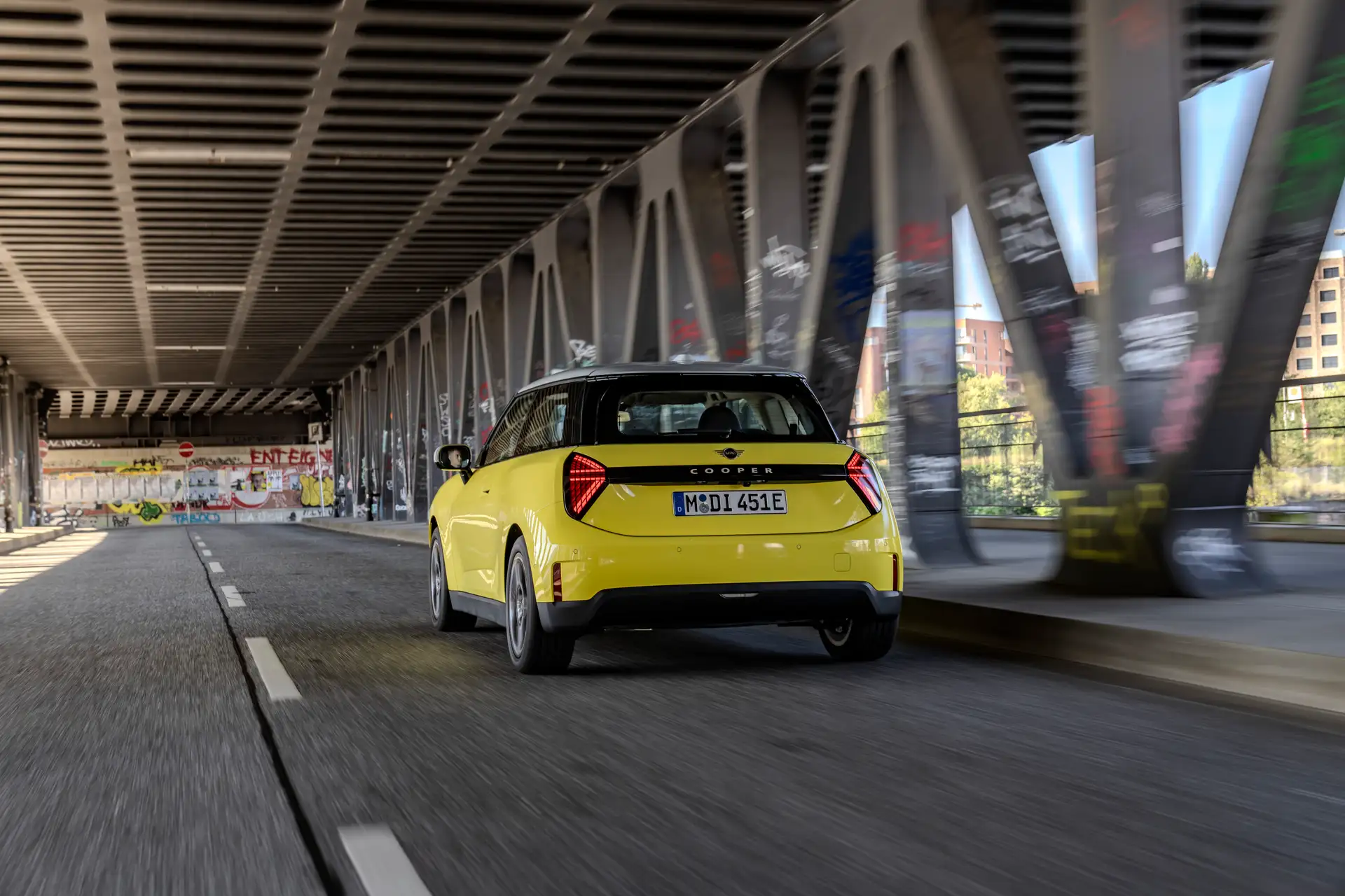 Der MINI Cooper E in der Heckansicht.